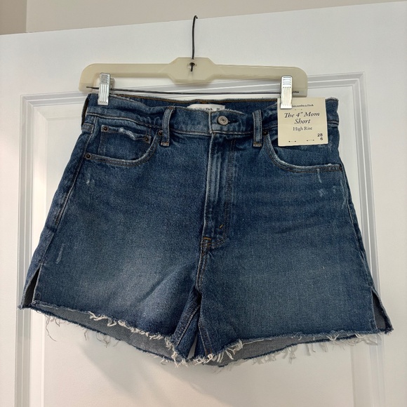 NWT Abercrombie & Fitch 4" Mom Short High Rise Jean Shorts - Picture 3 of 9